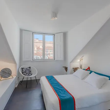 Principe Real Charming Garden View Flat At The Heart Of * 리스본