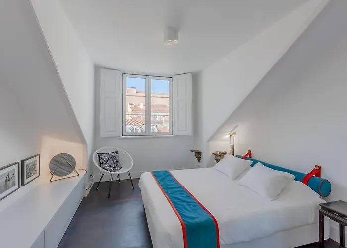 Principe Real Charming Garden View Flat At The Heart Of * 리스본