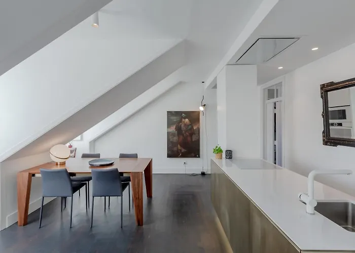 Principe Real Charming Garden View Flat At The Heart Of 리스본