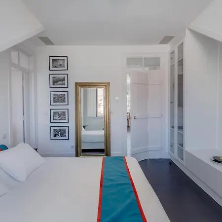 Principe Real Charming Garden View Flat At The Heart Of Daire Lisboa